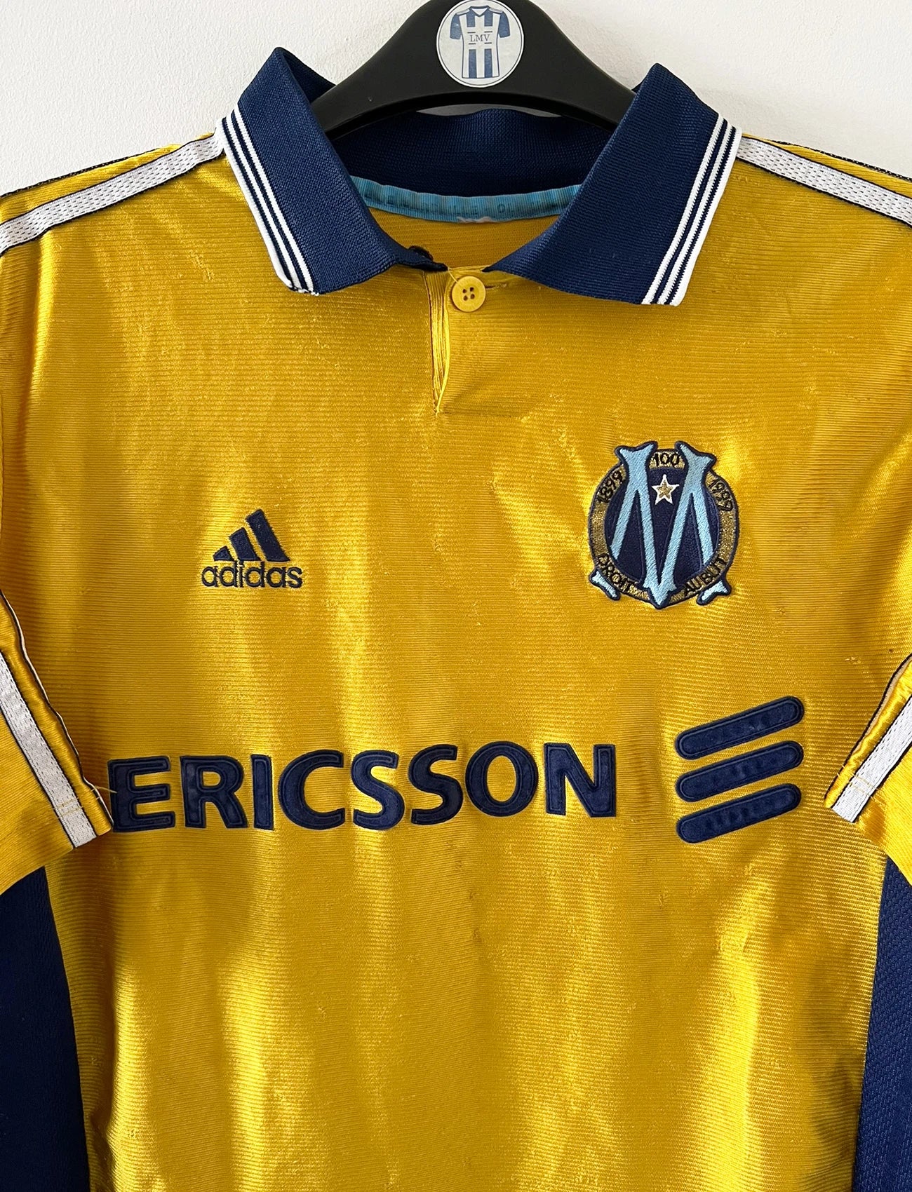 Maillot de foot vintage third doré de l'OM 1998/1999. On peut retrouver l'équipementier Adidas et le sponsor Ericsson. Il s'agit d'un maillot authentique d'époque.