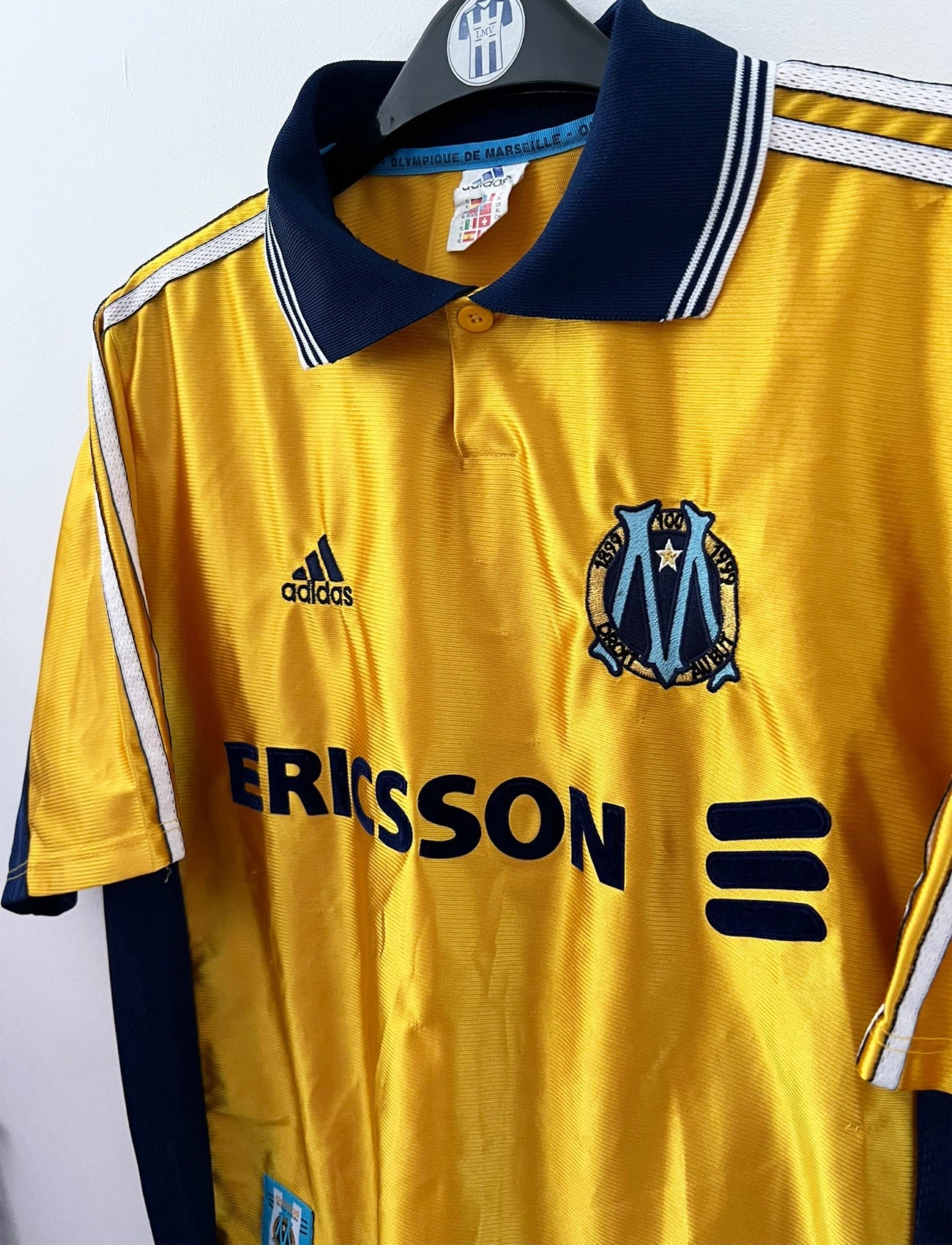 Maillot de foot vintage third doré de l'OM 1998/1999. On peut retrouver l'équipementier Adidas et le sponsor Ericsson. Il s'agit d'un maillot authentique d'époque.