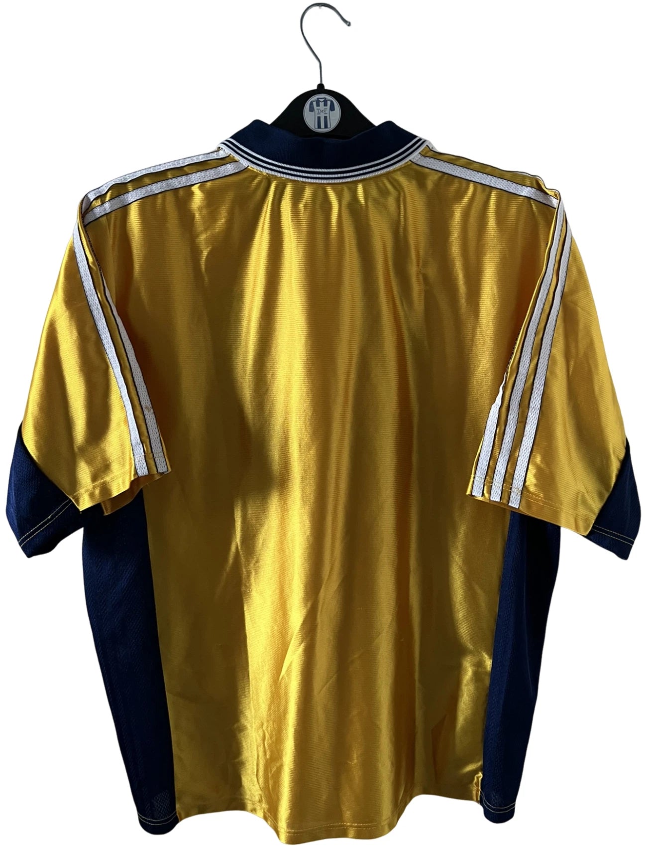Maillot de foot vintage third doré de l'om 1998/1999. On peut retrouver l'équipementier Adidas et le sponsor Ericsson. Il s'agit d'un maillot authentique d'époque.