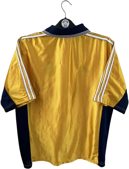 Maillot de foot vintage third doré de l'OM 1998/1999. On peut retrouver l'équipementier Adidas et le sponsor Ericsson. Il s'agit d'un maillot authentique d'époque.