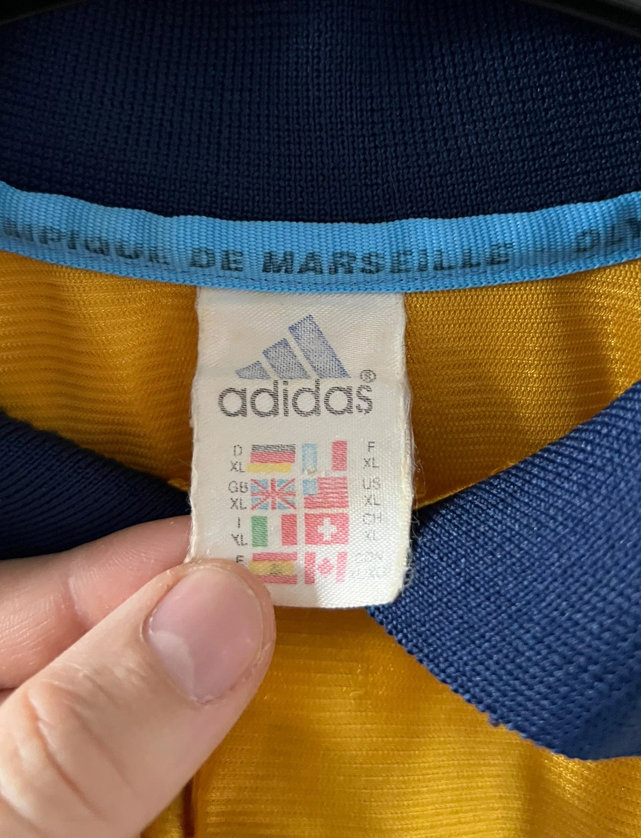 Maillot de foot vintage third doré de l'om 1998/1999. On peut retrouver l'équipementier Adidas et le sponsor Ericsson. Il s'agit d'un maillot authentique d'époque.