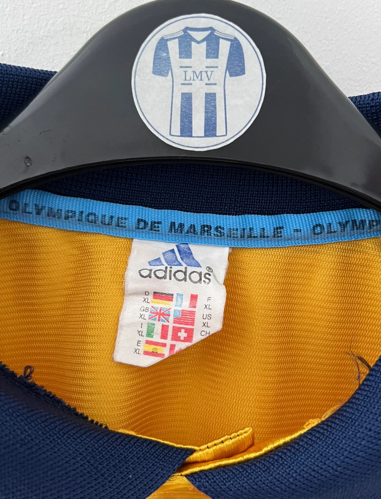 Maillot de foot vintage third doré de l'OM 1998/1999. On peut retrouver l'équipementier Adidas et le sponsor Ericsson. Il s'agit d'un maillot authentique d'époque.