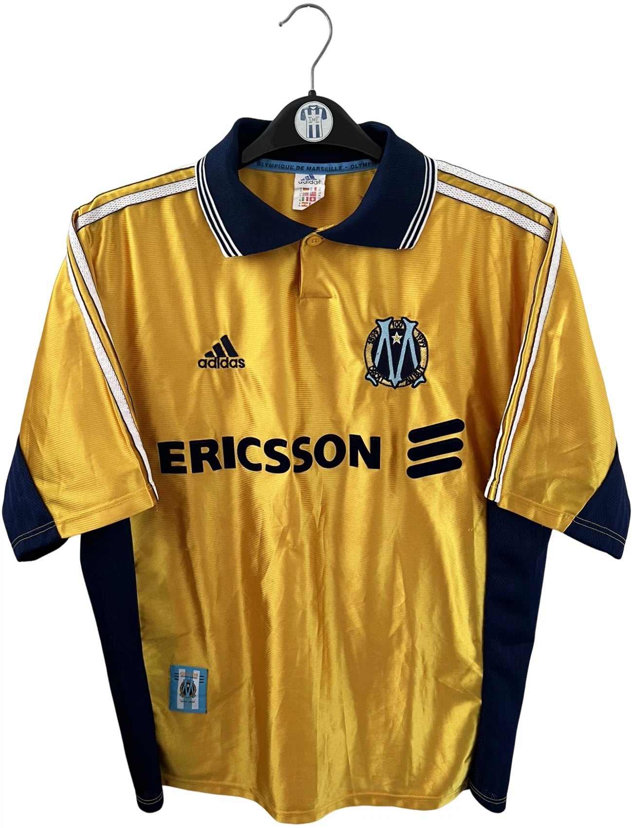 Maillot de foot vintage third doré de l'OM 1998/1999. On peut retrouver l'équipementier Adidas et le sponsor Ericsson. Il s'agit d'un maillot authentique d'époque.