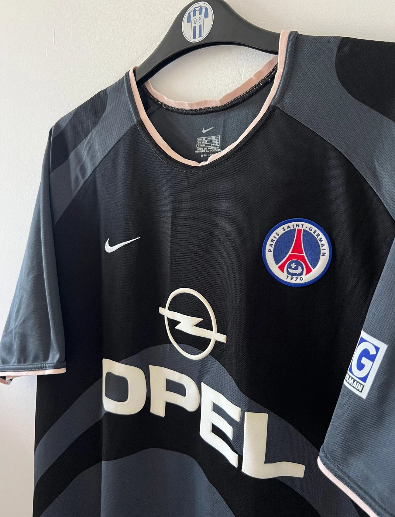 Maillot de foot vintage third noir du psg de la saison 2001/2002. On peut retrouver l'équipementier Nike et le sponsor Opel. Il s'agit d'un maillot authentique d'époque.