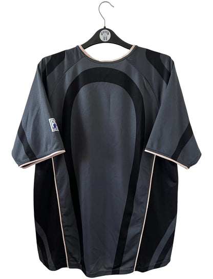 Maillot de foot vintage third noir du psg de la saison 2001/2002. On peut retrouver l'équipementier Nike et le sponsor Opel. Il s'agit d'un maillot authentique d'époque.