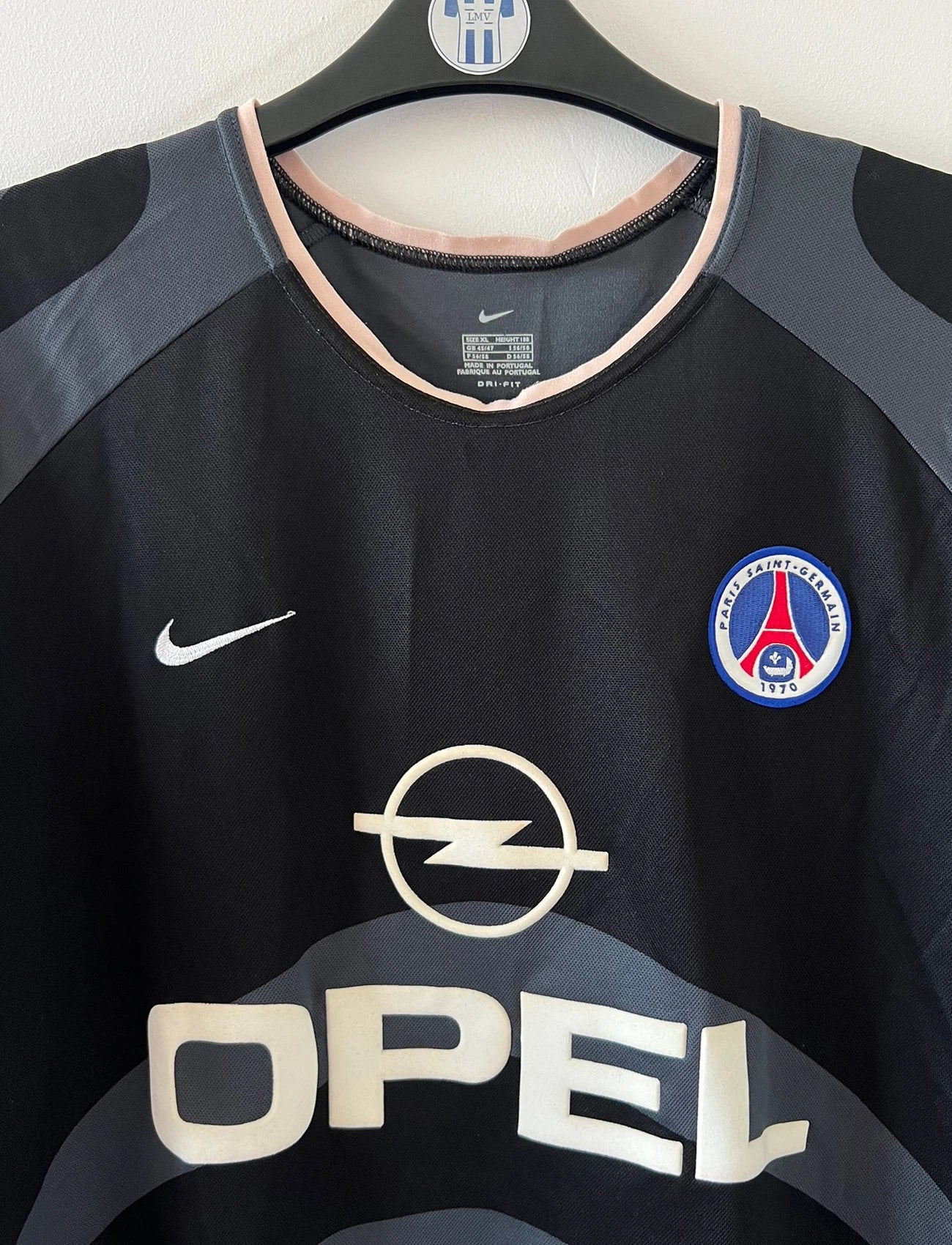 Maillot de foot vintage third noir du psg de la saison 2001/2002. On peut retrouver l'équipementier Nike et le sponsor Opel. Il s'agit d'un maillot authentique d'époque.