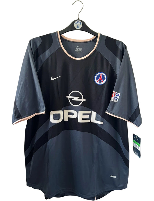 Maillot de foot vintage third noir du psg de la saison 2001/2002. On peut retrouver l'équipementier Nike et le sponsor Opel. Il s'agit d'un maillot authentique d'époque.