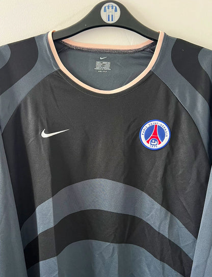 Maillot de foot vintage third noir du PSG de la saison 2001/2002. On peut retrouver l'équipementier Nike. Il s'agit d'un maillot authentique d'époque, issu du stock pro du PSG.