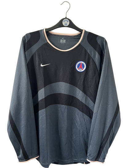 Maillot de foot vintage third noir du PSG de la saison 2001/2002. On peut retrouver l'équipementier Nike. Il s'agit d'un maillot authentique d'époque, issu du stock pro du PSG.
