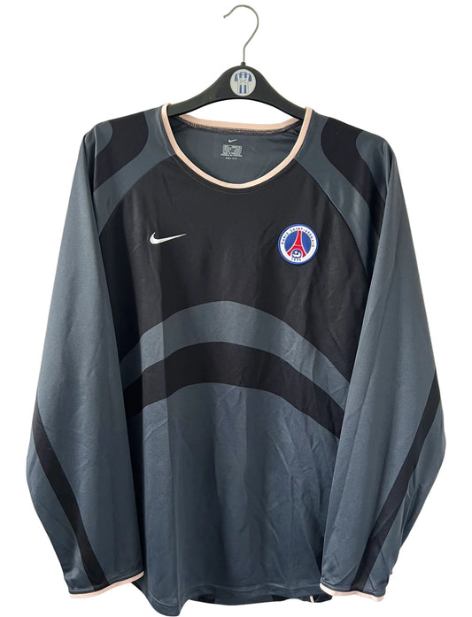 Maillot de foot vintage third noir du PSG de la saison 2001/2002. On peut retrouver l'équipementier Nike. Il s'agit d'un maillot authentique d'époque, issu du stock pro du PSG.