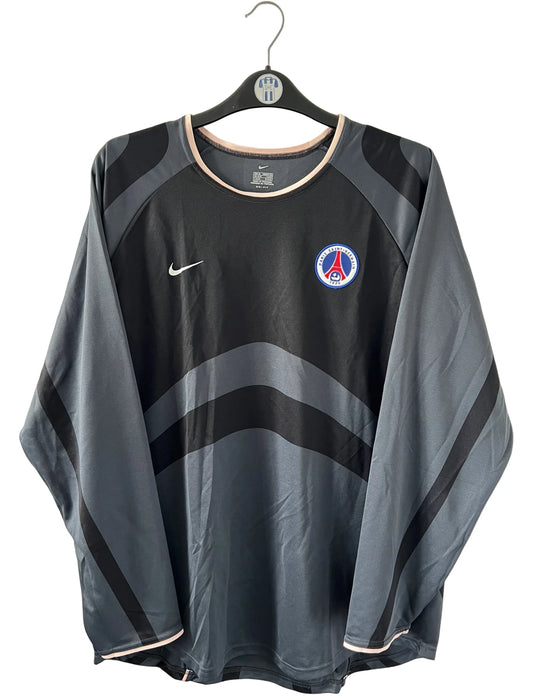 Maillot de foot vintage third noir du PSG de la saison 2001/2002. On peut retrouver l'équipementier Nike. Il s'agit d'un maillot authentique d'époque, issu du stock pro du PSG.
