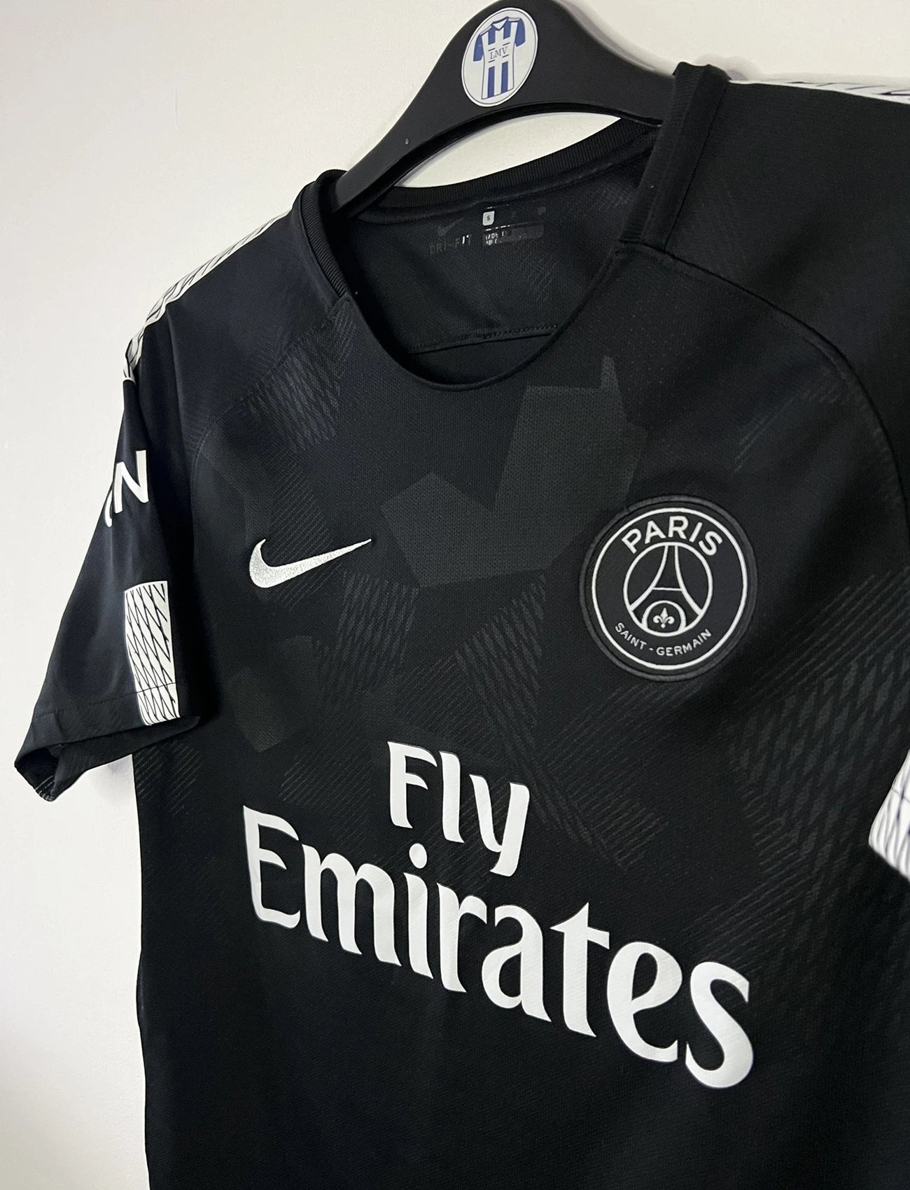Maillot de foot vintage third du PSG de la saison 2017-2018. On peut retrouver l'équipementier Nike ainsi que les sponsors Fly Emirates, Ooredoo et QNB. Le maillot est floqué du numéro 10 Neymar. Il s'agit d'un maillot authentique d'époque comportant les numéros 847267-011