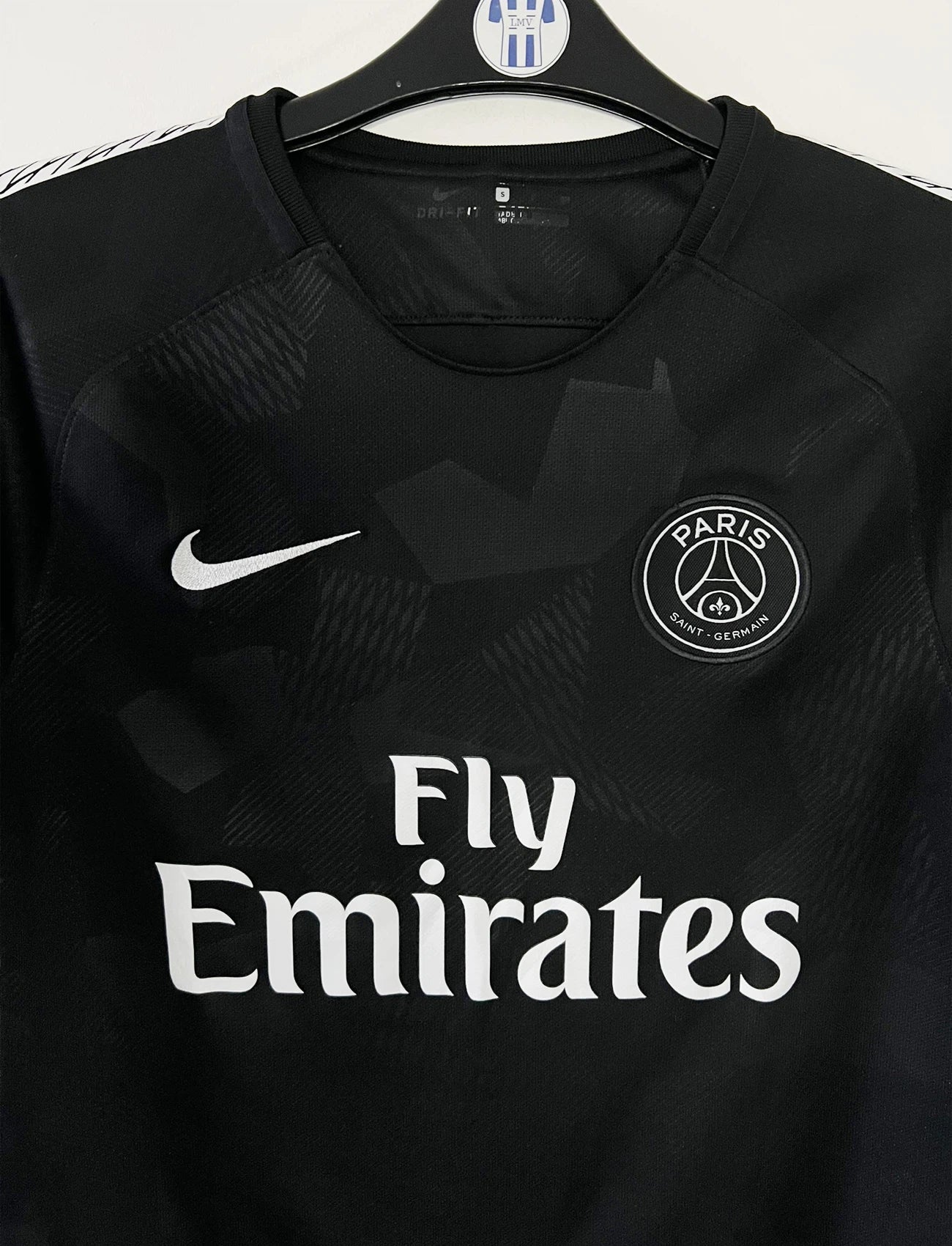 Maillot de foot vintage third du PSG de la saison 2017-2018. On peut retrouver l'équipementier Nike ainsi que les sponsors Fly Emirates, Ooredoo et QNB. Le maillot est floqué du numéro 10 Neymar. Il s'agit d'un maillot authentique d'époque comportant les numéros 847267-011