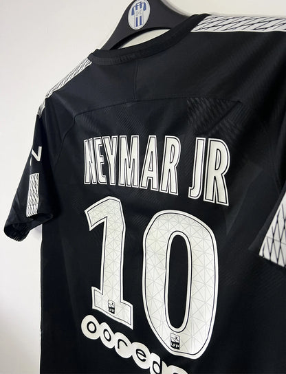 Maillot de foot vintage third du PSG de la saison 2017-2018. On peut retrouver l'équipementier Nike ainsi que les sponsors Fly Emirates, Ooredoo et QNB. Le maillot est floqué du numéro 10 Neymar. Il s'agit d'un maillot authentique d'époque comportant les numéros 847267-011