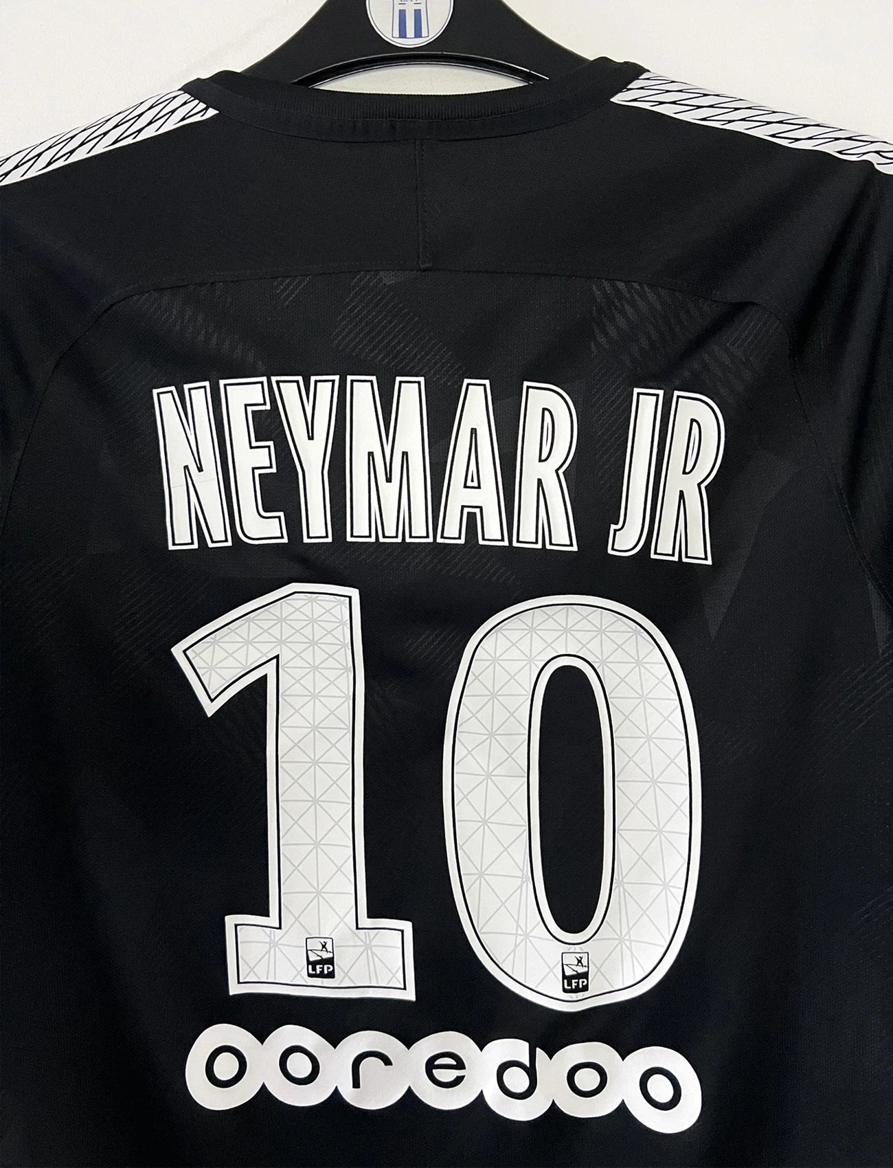 Maillot de foot vintage third du PSG de la saison 2017-2018. On peut retrouver l'équipementier Nike ainsi que les sponsors Fly Emirates, Ooredoo et QNB. Le maillot est floqué du numéro 10 Neymar. Il s'agit d'un maillot authentique d'époque comportant les numéros 847267-011