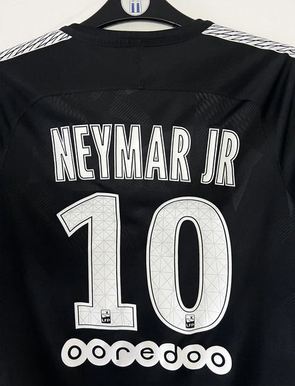 Maillot de foot vintage third du PSG de la saison 2017-2018. On peut retrouver l'équipementier Nike ainsi que les sponsors Fly Emirates, Ooredoo et QNB. Le maillot est floqué du numéro 10 Neymar. Il s'agit d'un maillot authentique d'époque comportant les numéros 847267-011