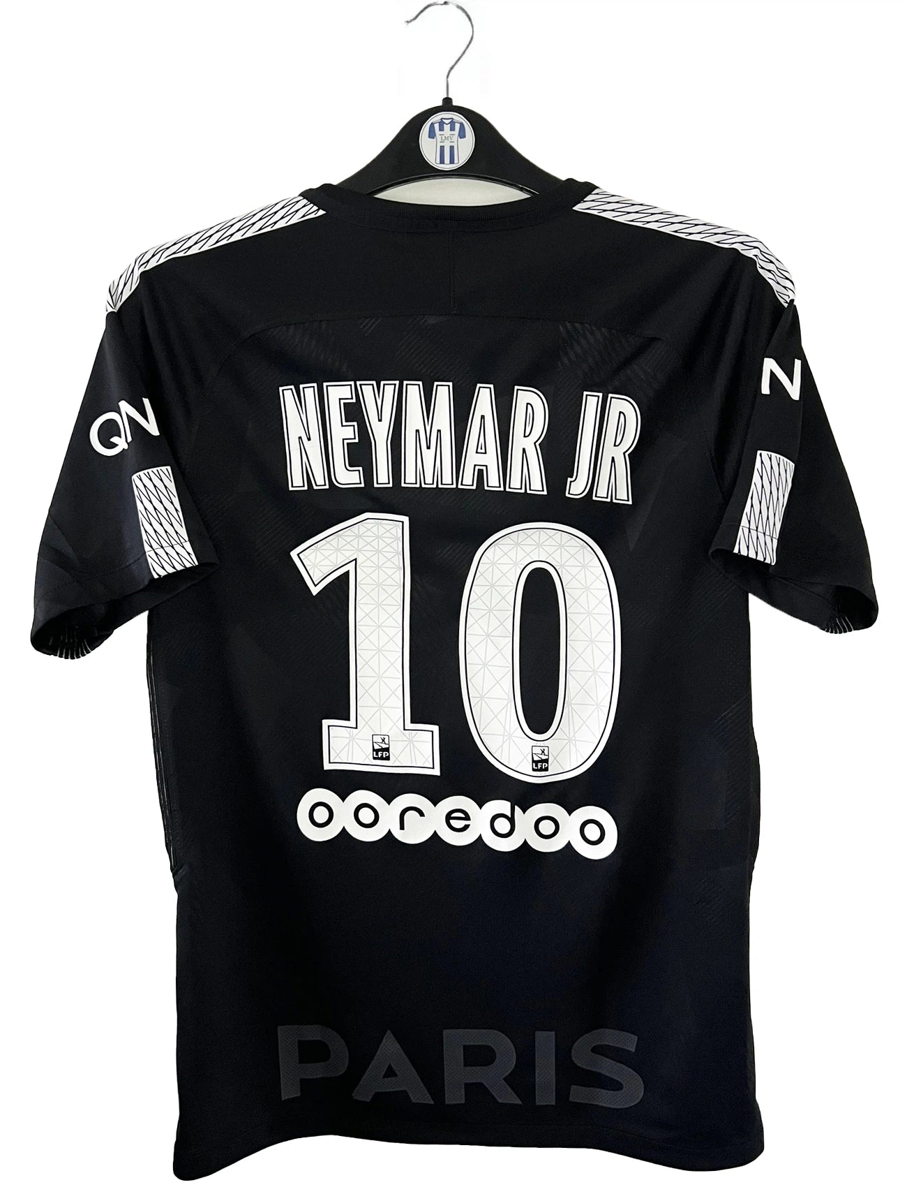 Maillot de foot vintage third du PSG de la saison 2017-2018. On peut retrouver l'équipementier Nike ainsi que les sponsors Fly Emirates, Ooredoo et QNB. Le maillot est floqué du numéro 10 Neymar. Il s'agit d'un maillot authentique d'époque comportant les numéros 847267-011