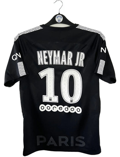 Maillot de foot vintage third du PSG de la saison 2017-2018. On peut retrouver l'équipementier Nike ainsi que les sponsors Fly Emirates, Ooredoo et QNB. Le maillot est floqué du numéro 10 Neymar. Il s'agit d'un maillot authentique d'époque comportant les numéros 847267-011