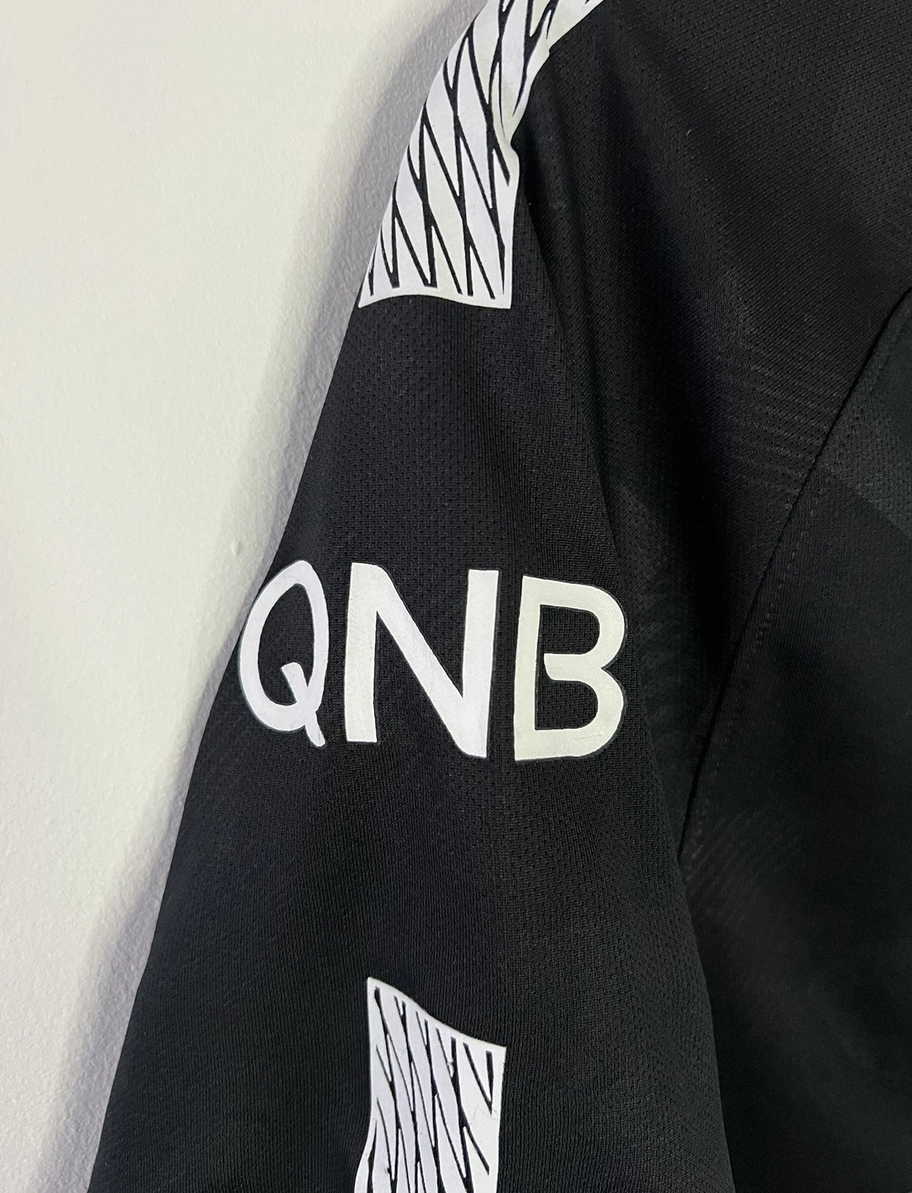 Maillot de foot vintage third du PSG de la saison 2017-2018. On peut retrouver l'équipementier Nike ainsi que les sponsors Fly Emirates, Ooredoo et QNB. Le maillot est floqué du numéro 10 Neymar. Il s'agit d'un maillot authentique d'époque comportant les numéros 847267-011
