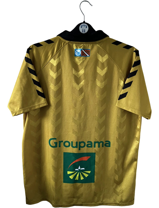 Maillot de foot vintage doré du Racing Club de Strasbourg 2008/2009. On peut retrouver l'équipementier Hummel et le sponsor France Pare-brise. Il s'agit d'un maillot authentique d'époque.