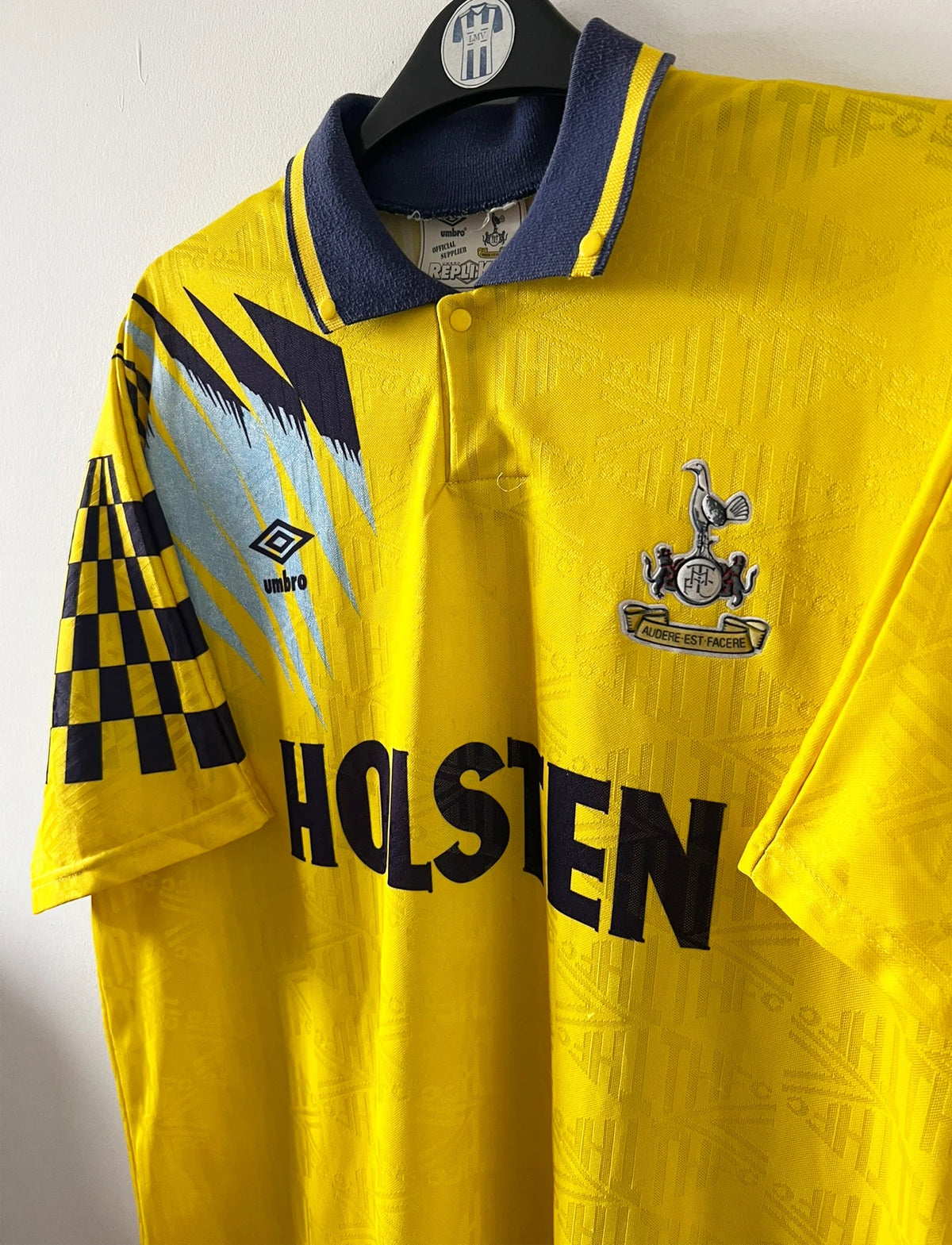 Maillot de foot vintage extérieur jaune de Tottenham de la saison 1991/1995. On peut retrouver l'équipementier Umbro et le sponsor Holsten. Il s'agit d'un maillot authentique d'époque.