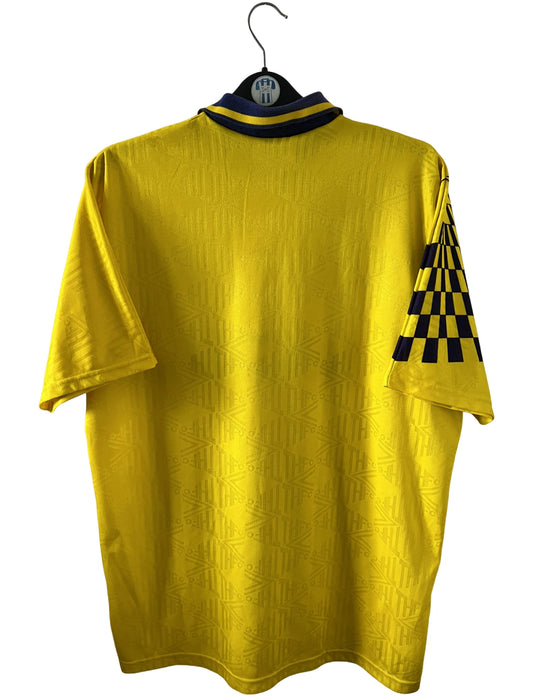 Maillot de foot vintage extérieur jaune de Tottenham de la saison 1991/1995. On peut retrouver l'équipementier Umbro et le sponsor Holsten. Il s'agit d'un maillot authentique d'époque.