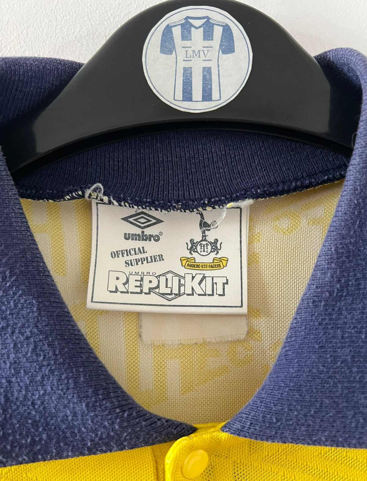 Maillot de foot vintage extérieur jaune de Tottenham de la saison 1991/1995. On peut retrouver l'équipementier Umbro et le sponsor Holsten. Il s'agit d'un maillot authentique d'époque.