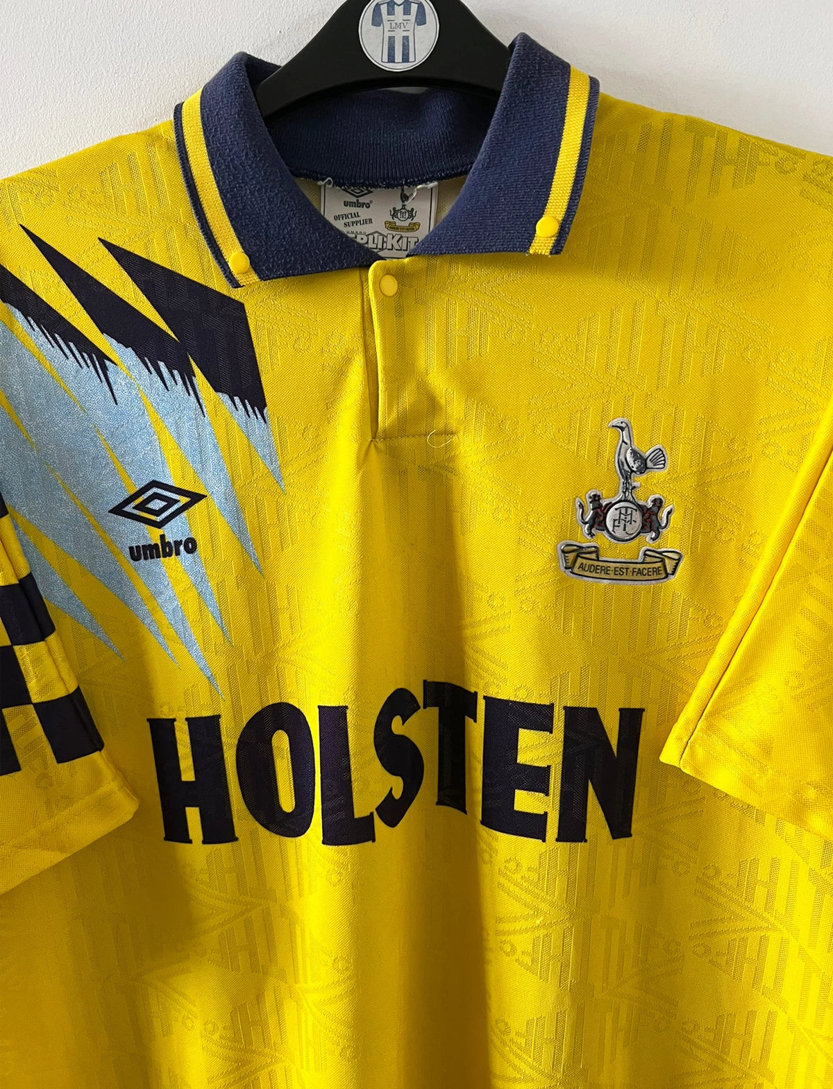 Maillot de foot vintage extérieur jaune de Tottenham de la saison 1991/1995. On peut retrouver l'équipementier Umbro et le sponsor Holsten. Il s'agit d'un maillot authentique d'époque.