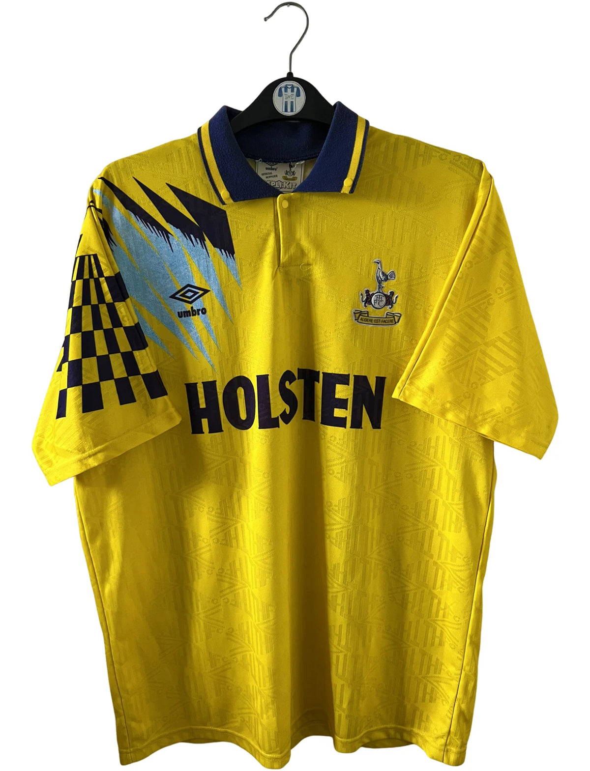 Maillot de foot vintage extérieur jaune de Tottenham de la saison 1991/1995. On peut retrouver l'équipementier Umbro et le sponsor Holsten. Il s'agit d'un maillot authentique d'époque.