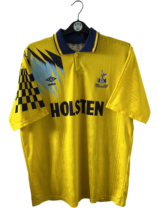 Maillot de foot vintage extérieur jaune de Tottenham de la saison 1991/1995. On peut retrouver l'équipementier Umbro et le sponsor Holsten. Il s'agit d'un maillot authentique d'époque.