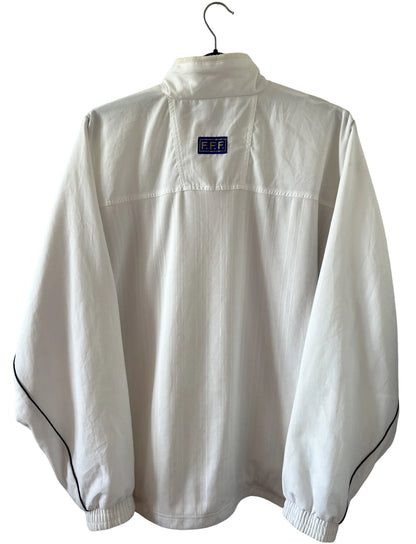 Veste de foot vintage blanche de l'Equipe de France 1998. On peut retrouver l'équipementier Adidas. Il s'agit d'une veste authentique d'époque.