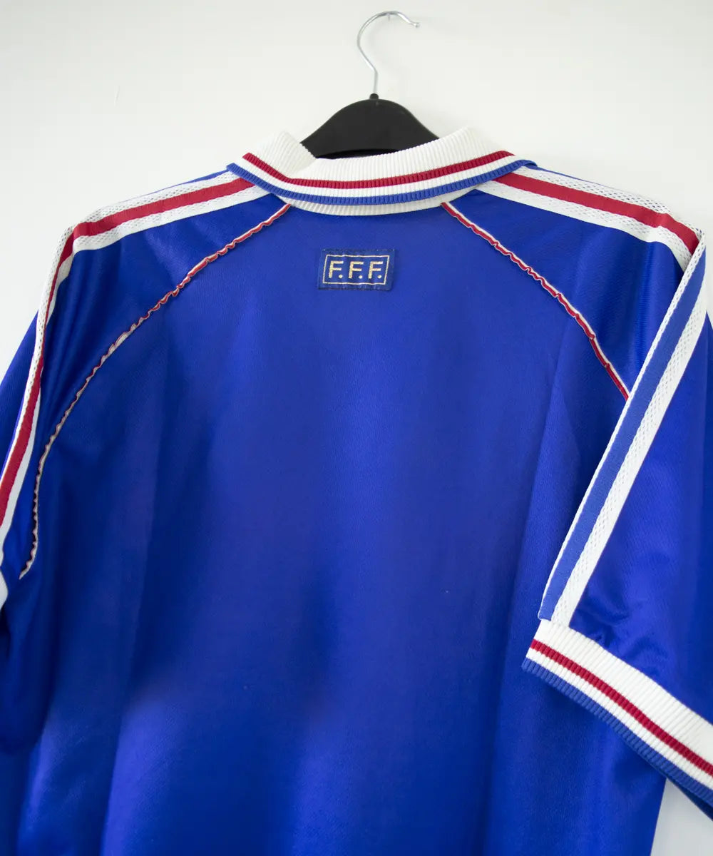 Maillot equipe de france 1998 sans l'étoile de couleur bleu, blanc et rouge. On peut retrouver l'équipementier adidas