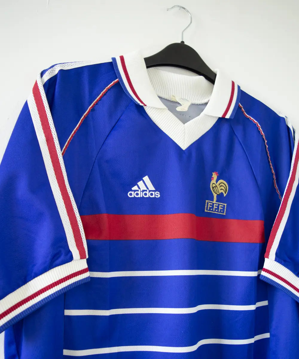 Maillot equipe de france 1998 sans l'étoile de couleur bleu, blanc et rouge. On peut retrouver l'équipementier adidas