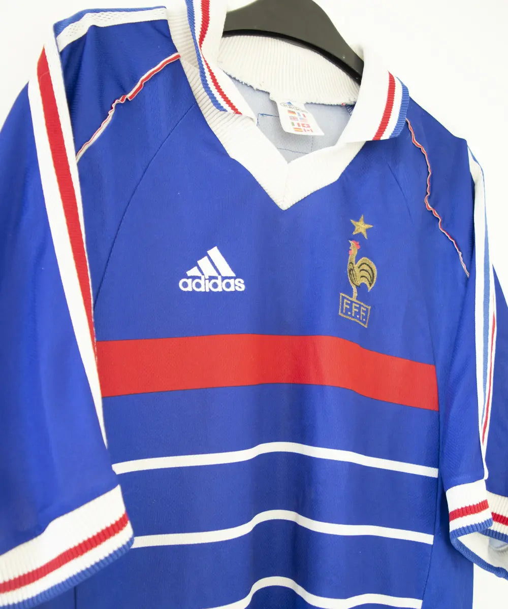 Maillot domicile bleu blanc et rouge de l'équipe de france 1998. On peut retrouver l'équipementier adidas. Le maillot est floqué du numéro 10 Zinedine zidane