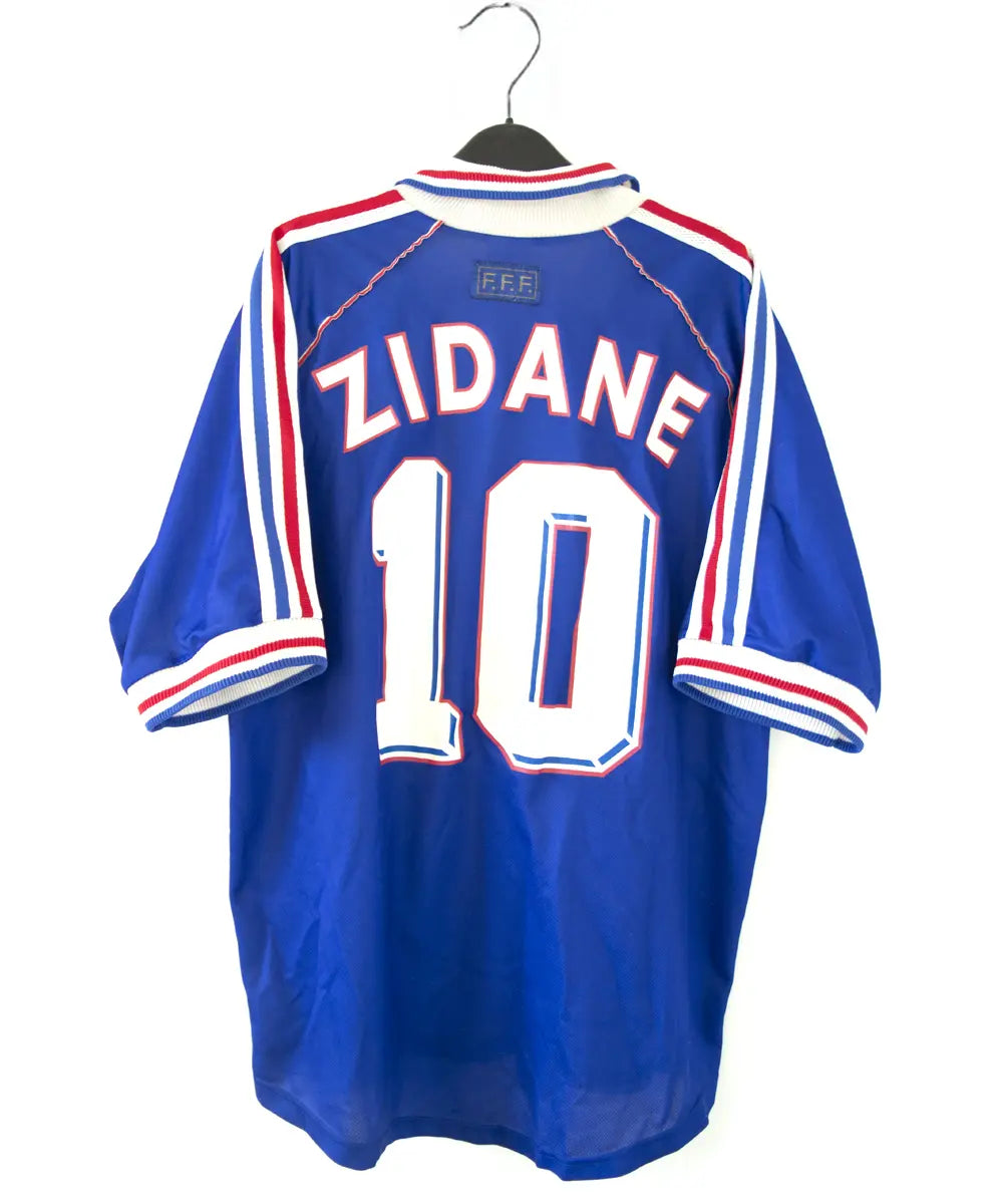 Maillot domicile bleu blanc et rouge de l'équipe de france 1998. On peut retrouver l'équipementier adidas. Le maillot est floqué du numéro 10 Zinedine zidane