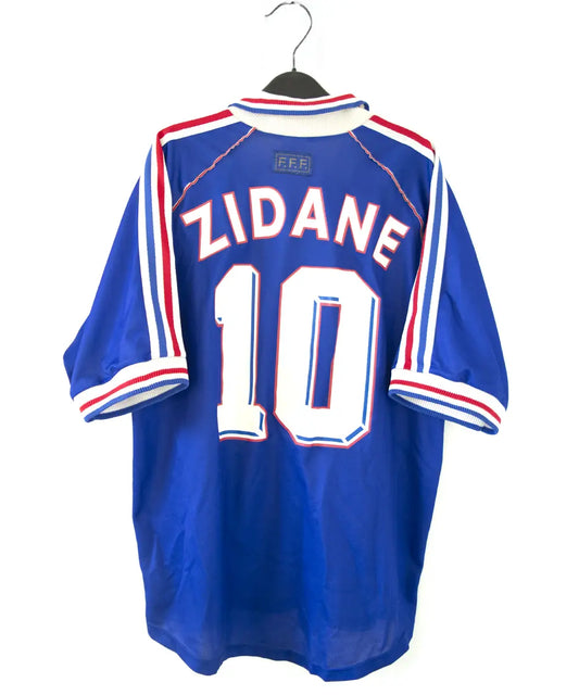 Maillot domicile bleu blanc et rouge de l'équipe de france 1998. On peut retrouver l'équipementier adidas. Le maillot est floqué du numéro 10 Zinedine zidane