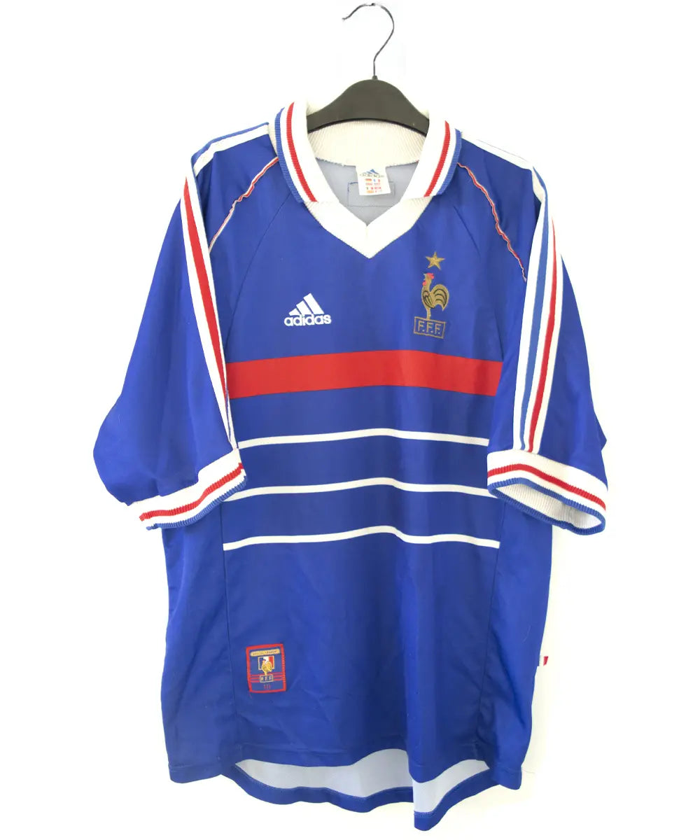 Maillot domicile bleu blanc et rouge de l'équipe de france 1998. On peut retrouver l'équipementier adidas. Le maillot est floqué du numéro 10 Zinedine zidane