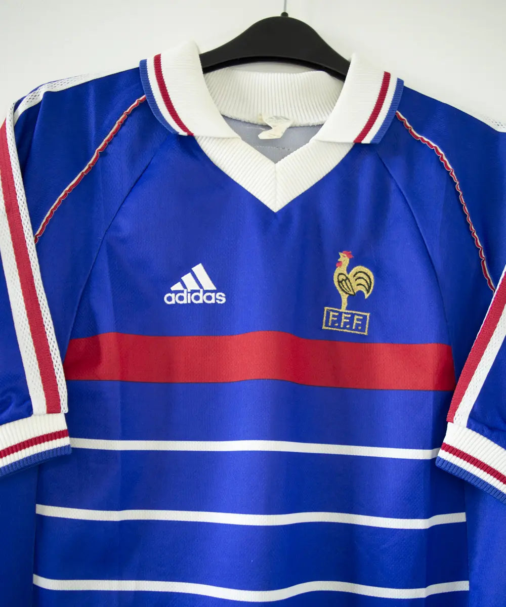 Maillot equipe de france 1998 sans l'étoile de couleur bleu, blanc et rouge. On peut retrouver l'équipementier adidas