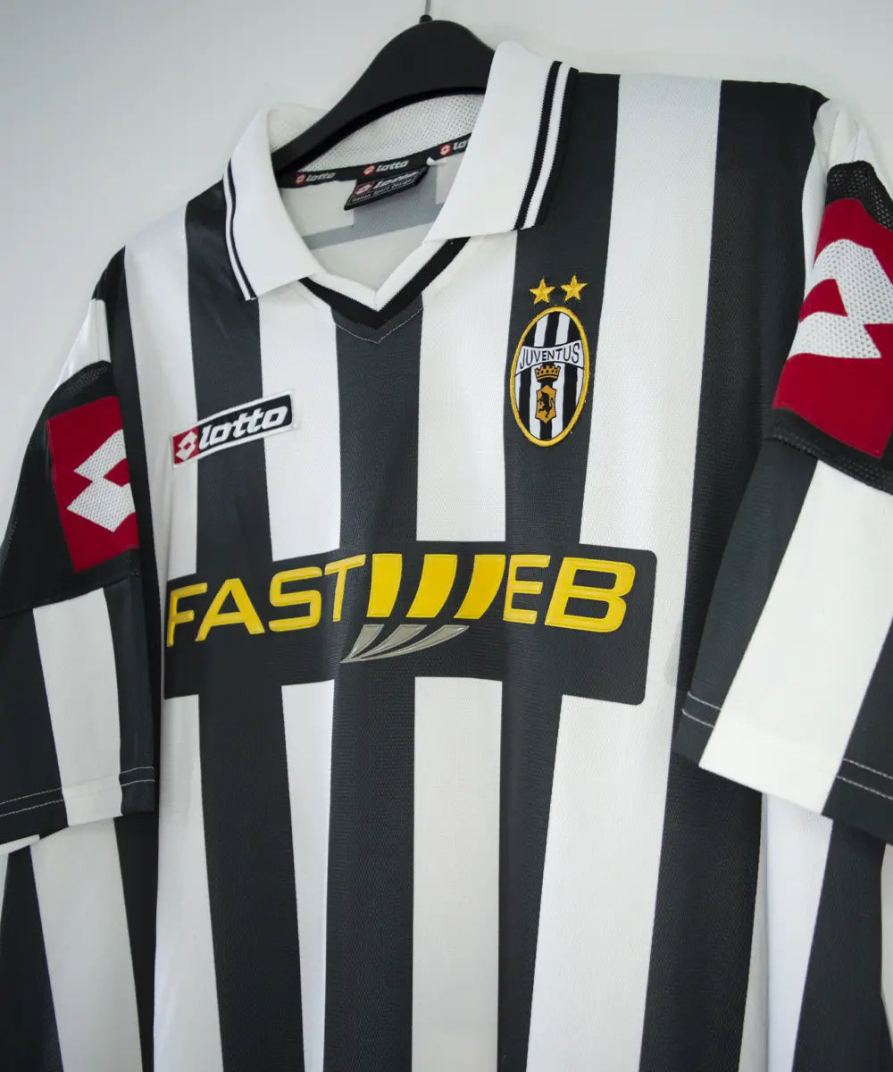 Maillot domicile noir et blanc de la juventus de turin de la saison 2001-2002. On peut retrouver l'équipementier lotto et le sponsor fast web