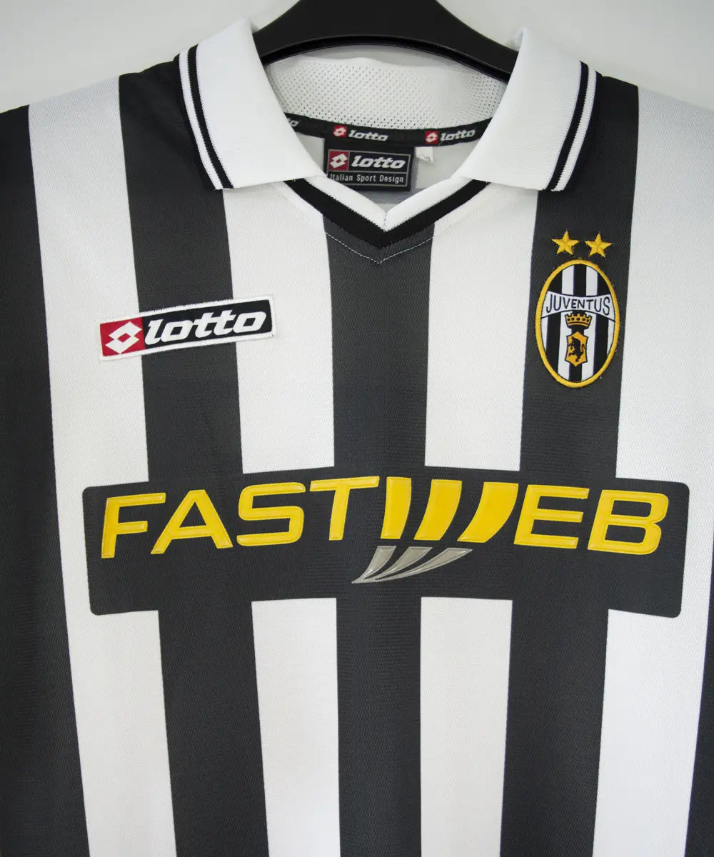Maillot domicile noir et blanc de la juventus de turin de la saison 2001-2002. On peut retrouver l'équipementier lotto et le sponsor fast web