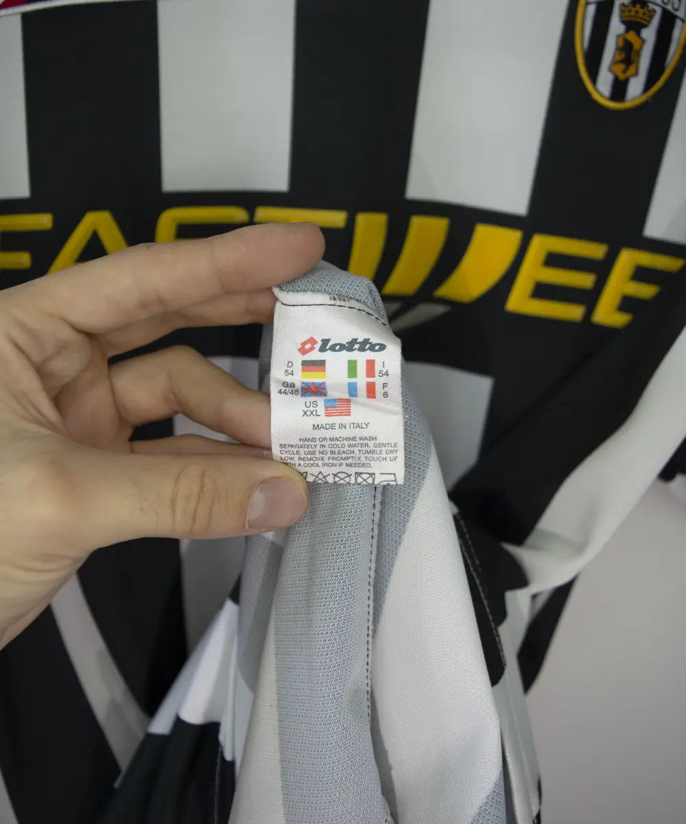 Maillot domicile noir et blanc de la juventus de turin de la saison 2001-2002. On peut retrouver l'équipementier lotto et le sponsor fast web