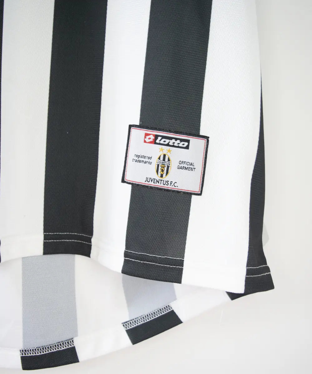 Maillot domicile noir et blanc de la juventus de turin de la saison 2001-2002. On peut retrouver l'équipementier lotto et le sponsor fast web
