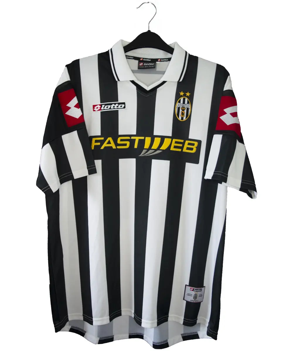 Maillot domicile noir et blanc de la juventus de turin de la saison 2001-2002. On peut retrouver l'équipementier lotto et le sponsor fast web