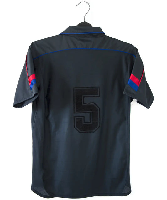 Maillot vintage extérieur noir de l'OL de la saison 2003-2004. On peut retrouver l'équipementier umbro et le sponsor continental.