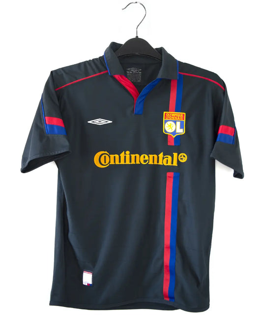 Maillot vintage extérieur noir de l'OL de la saison 2003-2004. On peut retrouver l'équipementier umbro et le sponsor continental.