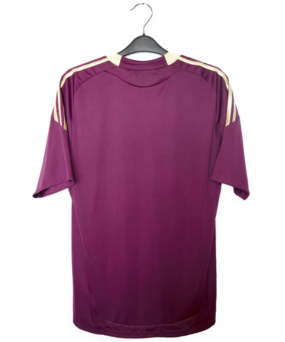 Maillot extérieur de l'ol de la saison 2010-2011. Le maillot est de couleur violet et dorée. On peut retrouver l'équipementier adidas et le sponsor everest poker