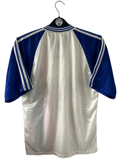 Maillot de foot vintage domicile blanc de l'Olympique Lyonnais saison 1996/1998. On peut retrouver l'équipementier Adidas et le sponsor Sodexho. Il s'agit d'un maillot authentique d'époque.