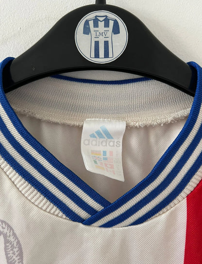 Maillot de foot vintage domicile blanc de l'Olympique Lyonnais saison 1996/1998. On peut retrouver l'équipementier Adidas et le sponsor Sodexho. Il s'agit d'un maillot authentique d'époque.