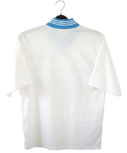 Maillot de foot vintage domicile blanc et bleu de l'om de la saison 1996/1997. On peut retrouver l'équipementier adidas et le sponsor Parmalat. Il s'agit d'un maillot authentique