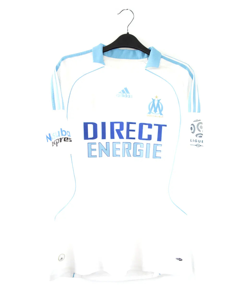 Maillot domicile de l'om de la saison 2008-2009. On peut retrouver l'équipementier adidas et le sponsor direct energie